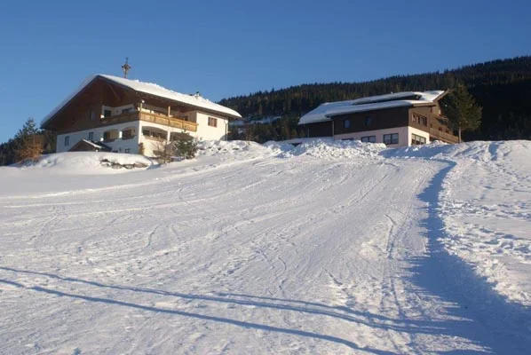 Präparierte Piste direkt beim Haus
